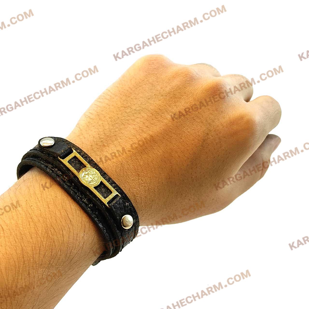 دستبند چرم طرح پلاک ورساچه طلایی دستبند چرم طرح پلاک ورساچه طلایی