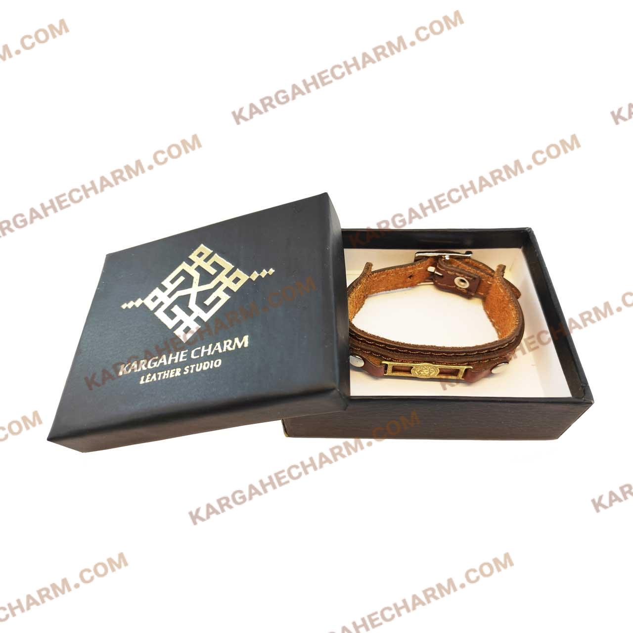 دستبند چرم طرح پلاک ورساچه طلایی دستبند چرم طرح پلاک ورساچه طلایی