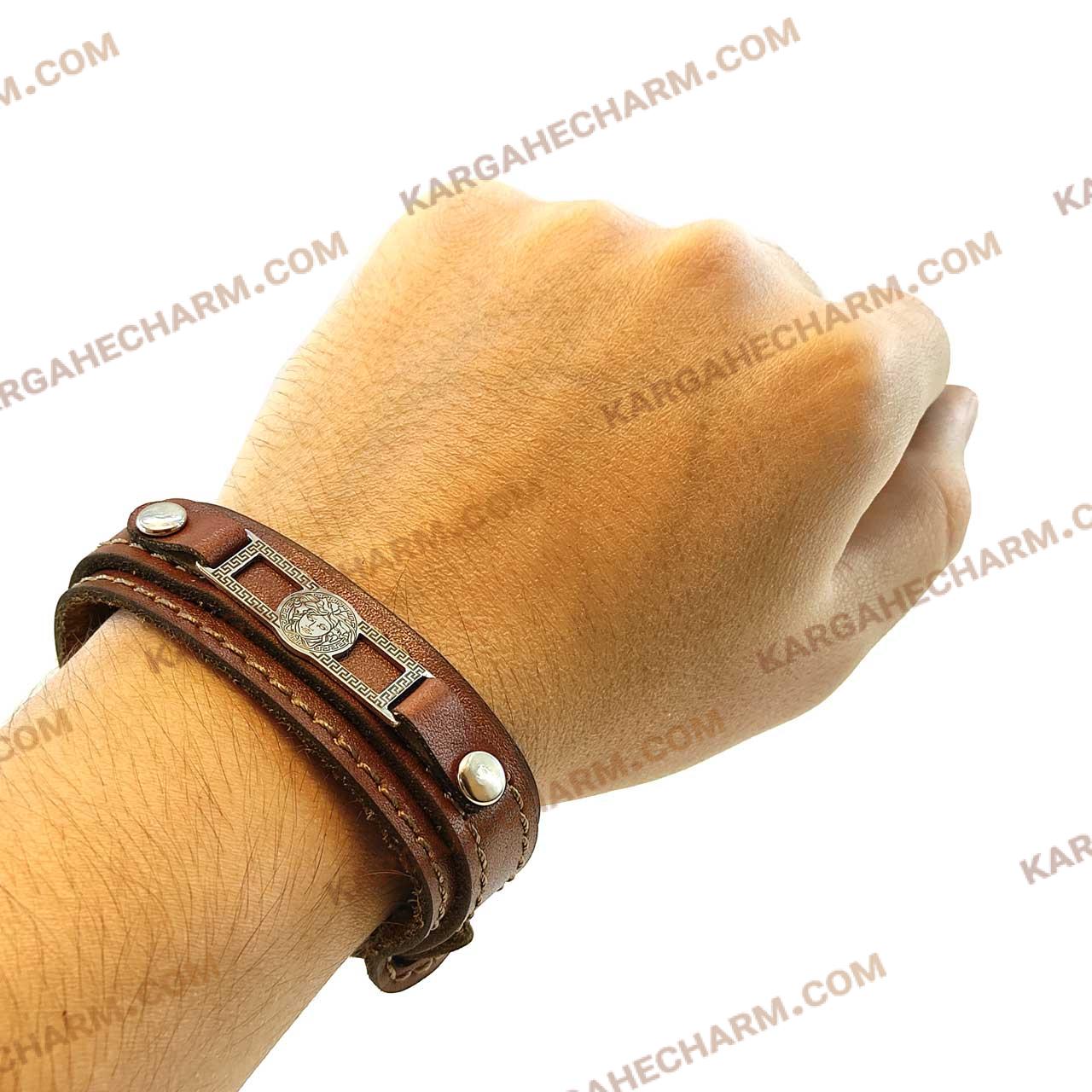 دستبند چرم طرح پلاک ورساچه نقره ای دستبند چرم طرح پلاک ورساچه نقره ای