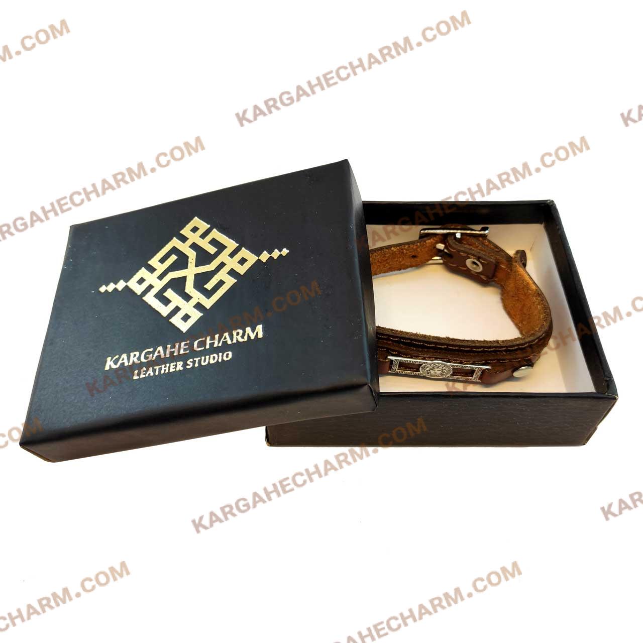 دستبند چرم طرح پلاک ورساچه نقره ای دستبند چرم طرح پلاک ورساچه نقره ای